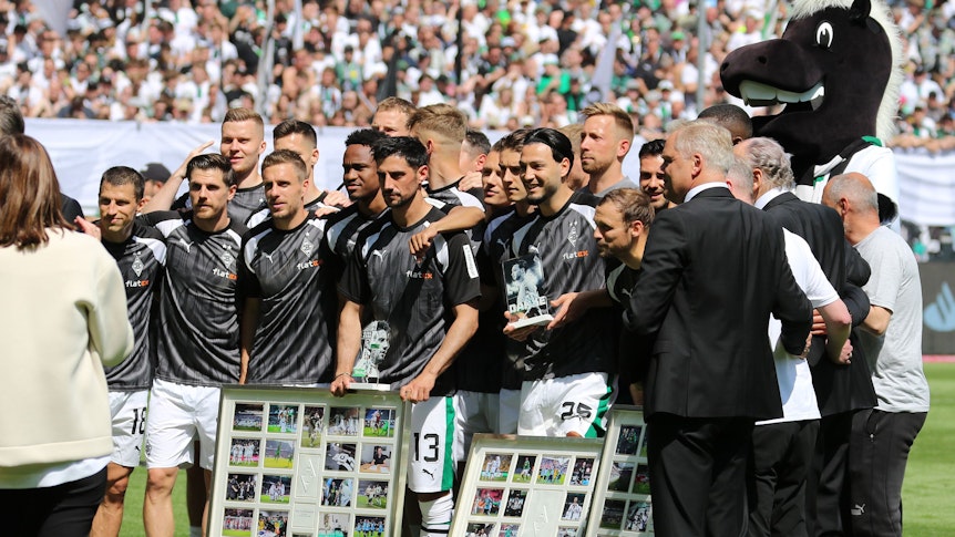 Lars Stindl, Kapitän von Borussia Mönchengladbach, ist vor dem Spiel gegen den FC Augsburg am Samstag (27. Mai 2023), genau wie seine Teamkollegen Marcus Thuram und Ramy Bensebaini, verabschiedet worden. Acht Jahre trug der 34-Jährige das VfL-Trikot.