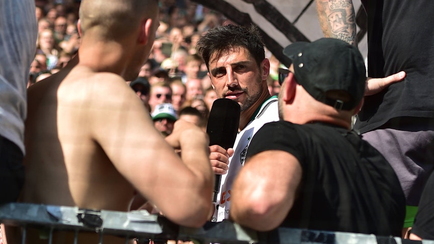 Letzte Botschaft an die Gladbach-Fans! Borussia-Kapitän Lars Stindl spricht nach dem 2:0-Sieg zum Bundesliga-Finish (27. Mai 2023) gegen den FC Augsburg per Mikro zu den Fohlen-Treuen im Borussia-Park. Stindl wird von Fans umlagert.