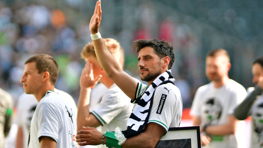 Lars Stindl verlässt Borussia Mönchengladbach nach acht Jahren. Auf dem Foto winkt er nach seinem letzten Spiel gegen den FC Augsburg (27. Mai 2023) zu den Fans im Borussia-Park.