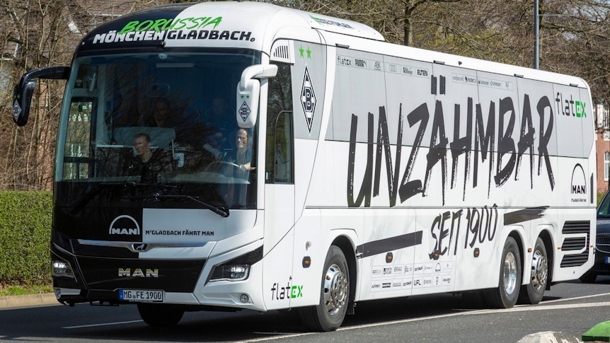 Die Profis von Borussia Mönchengladbach begeben sich ab Montag (29. Mai 2023) auf eine dreitägige Saison-Abschlusstour. Das Foto zeigt den Mannschaftsbus der Fohlen.