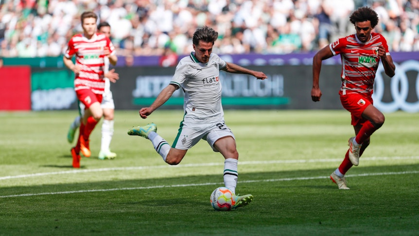 DFB-Nationalspieler Jonas Hofmann von Borussia Mönchengladbach hat zum Bundesliga-Finale (27. Mai 2023) beim Heim-Dreier gegen den FC Augsburg noch einmal seine Klasse zeigen können. Hier schließt er mit einem Schuss ab.