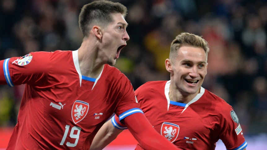 Stürmer Tomas Cvancara (l.) jubelt über seinen Treffer für Tschechien in der EM-Qualifikation gegen Polen am 24. März 2023 in Prag. Der 22-Jährige steht bei Sparta Prag unter Vertrag. Bundesligist Borussia Mönchengladbach soll an dem Spieler interessiert sein. Er schreit hier seine Freude heraus und breitet die Arme aus.