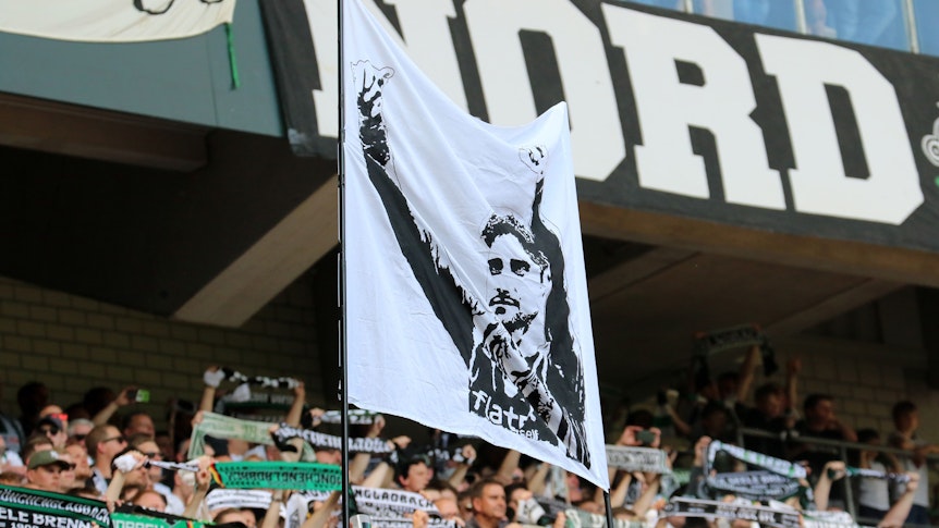 Fans in der Nordkurve feierten am Samstag (27. Mai 2023) beim Spiel gegen den FC Augsburg den scheidenden Kapitän Lars Stindl mit Gesängen und Transparenten. Das Foto zeigt eines von diesen mit dem Bild des Kapitäns von Borussia Mönchengladbach.