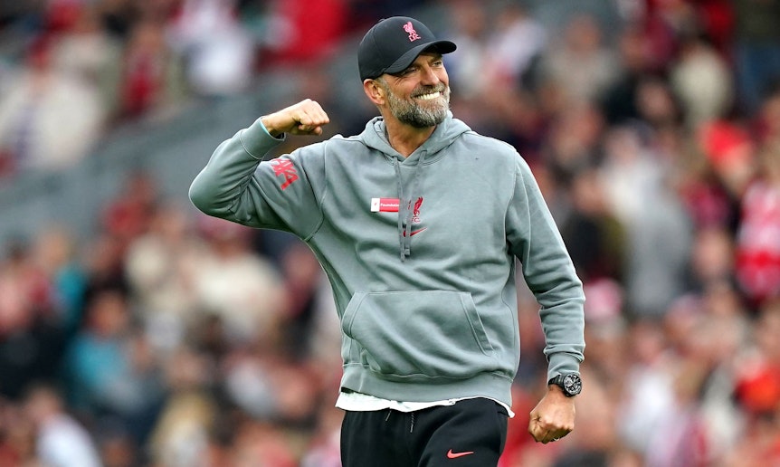 Jürgen Klopp, Trainer des englischen Premier-League-Klubs FC Liverpool, hier zu sehen am 6. Mai 2023. Klopp macht eine Geste mit seinem rechten Arm.