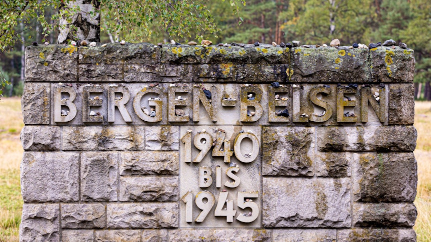 Der Schriftzug „Bergen-Belsen 1940 bis 1945“ steht auf einer Steinwand auf dem Gelände der Gedenkstätte Bergen-Belsen im Landkreis Celle.