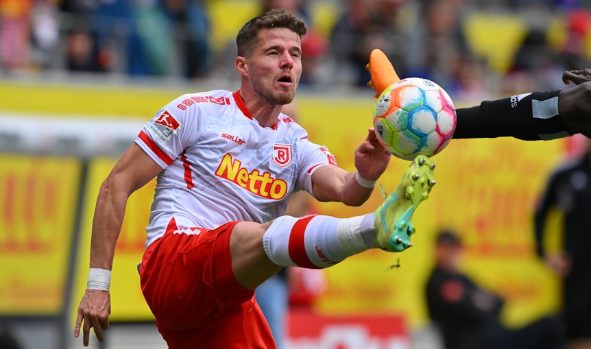 Jan Elvedi, Zwillingsbruder von Gladbach-Profi Nico Elvedi, wechselt von Jahn Regensburg zum 1. FC Kaiserslautern. Hier ist der Schweizer am 14. Mai 2023 im Zweitliga-Duell gegen den Hamburger SV zu sehen. Er streckt das Bein zum Ball hin aus.
