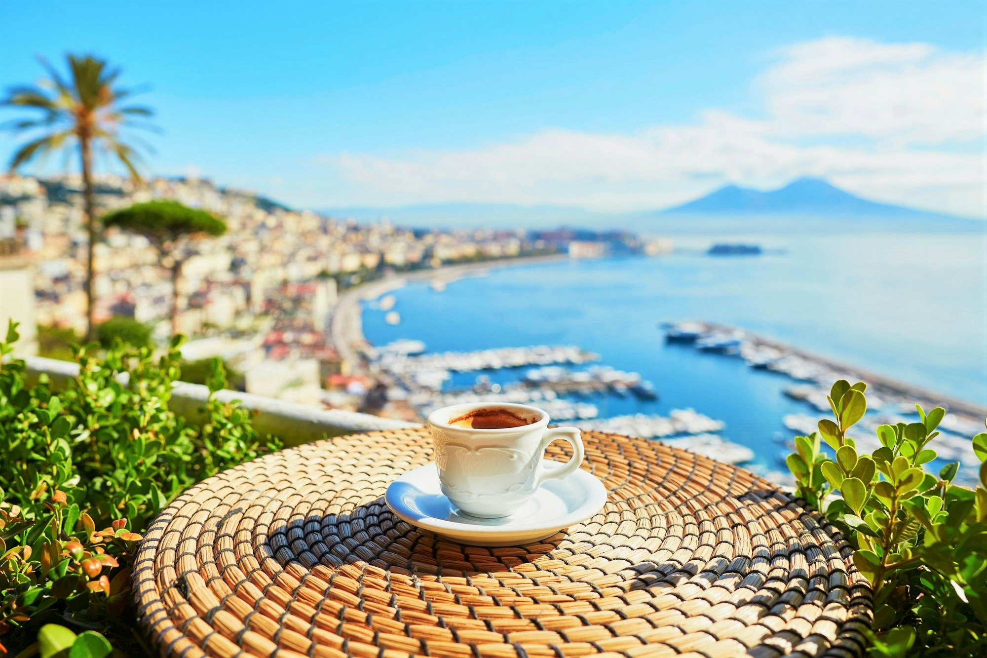 Eine Espressotasse mit Ausblick auf den Vesuv.