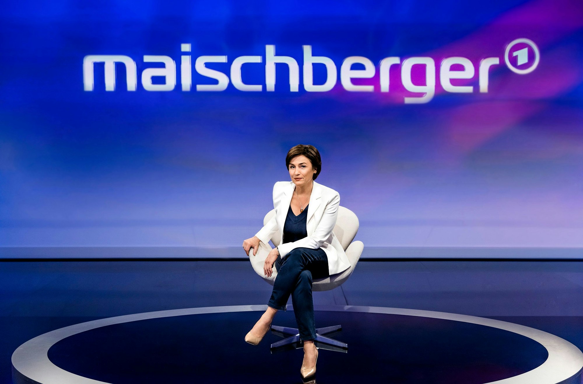 Das Foto zeigt die Moderatorin Sandra Maischberger im April 2022 auf einem Stuhl.