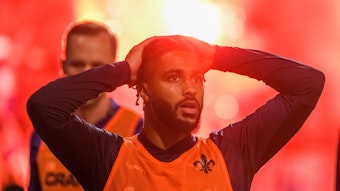 Keanan Bennetts, Ex-Spieler von Borussia Mönchengladbach, schlägt am 6. Mai 2023 die Hände bei einem Spiel des SV Darmstadt 98 über dem Kopf zusammen.