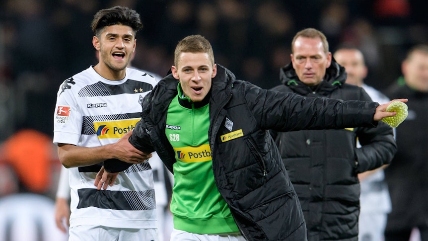 Die Ex-Gladbach-Profis Mahmoud Dahoud (l.) und Thorgan Hazard (M.), hier zu sehen am 28. Januar 2017 in Leverkusen. Dahoud wechselt nun von Dortmund in die englische Premier League. Die beiden freuen sich auf diesem Bild.