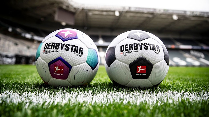 Der neue Spielball für die kommende Bundesliga-Saison 2023/2024 liegt auf dem Stadionrasen im Borussia-Park in Mönchengladbach.