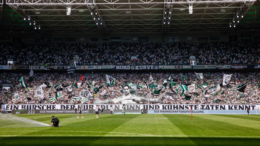 Die Fans von Borussia Mönchengladbach im heimischen Borussia-Park, hier zu sehen zum Bundesliga-Finale gegen den FC Augsburg am 27. Mai 2023. Zu sehen ist eine Choreografie in der Nordkurve.
