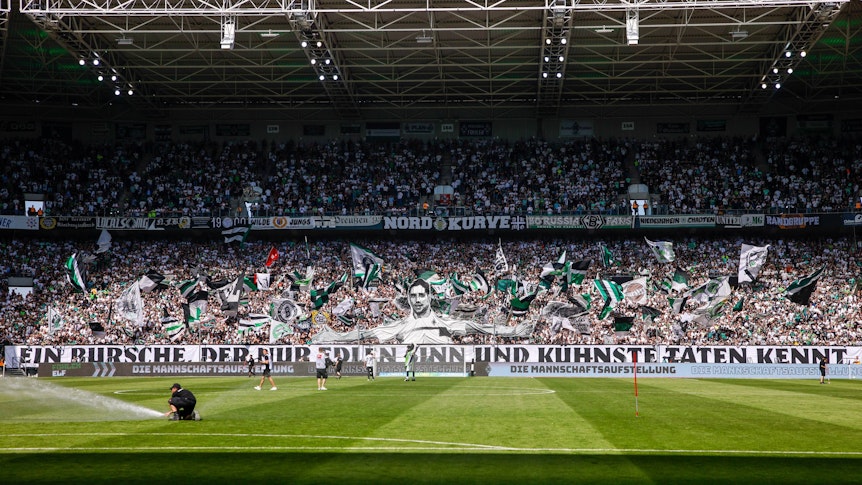 Die Fans von Borussia Mönchengladbach im heimischen Borussia-Park, hier zu sehen zum Bundesliga-Finale gegen den FC Augsburg am 27. Mai 2023. Zu sehen ist eine Choreografie in der Nordkurve.