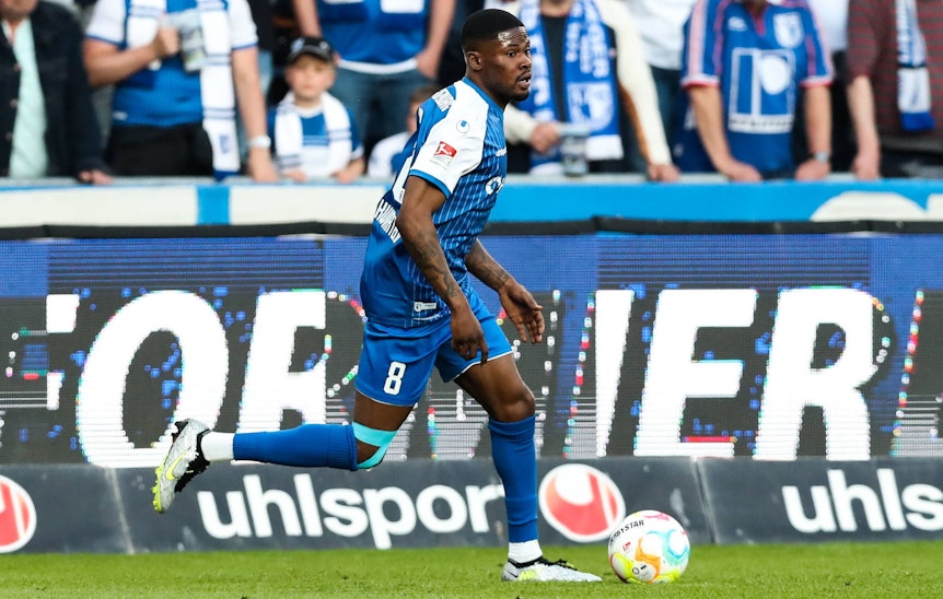 Moritz Broni Kwarteng vom 1. FC Magdeburg sprintet am 12.05.2023 beim Spiel gegen den 1. FC Nürnberg mit Ball.