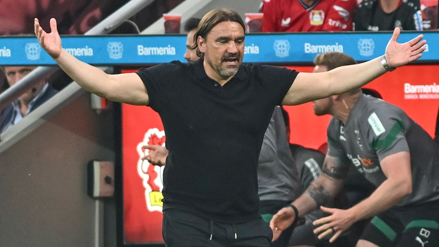 Daniel Farke steht im Rahmen des Bundesliga-Spiels von Borussia Mönchengladbach bei Bayer Leverkusen am 21. Mai 2023 am Spielfeldrand der „BayArena“.