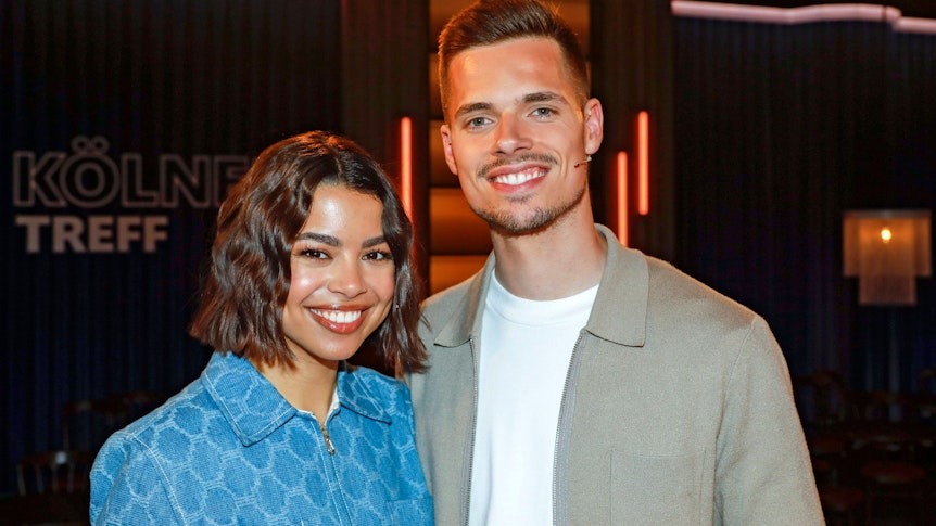 Gemeinsam mit seiner Partnerin Sarah Richmond produziert Julian Weigl, Spieler von Borussia Mönchengladbach einen eigenen Podcast. Das Foto zeigt das Ehepaar am 17. Mai 2023 zu Gast bei der WDR-Talkshow „Kölner Treff“.