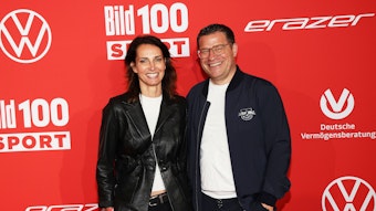 Max Eberl und seine neue Freundin Natascha Fruscella auf dem roten Teppich bei „BILD 100“ im Axel Springer Haus, am 2. Juni 2023 in Berlin.