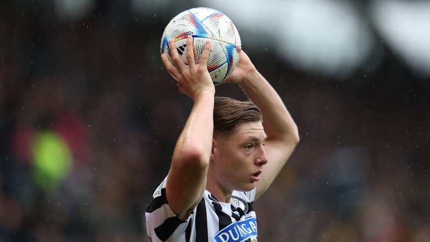 Alexander Prass von Sturm Graz, hier am 14. Mai 2023 bei einem Spiel gegen SK Austria Klagenfurt, soll das Interesse von Borussia Mönchengladbach geweckt haben. Das Foto zeigt ihn beim Einwurf.