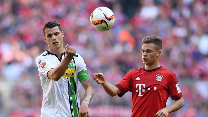 Ex-Gladbach-Kapitän und Arsenal-London-Star Granit Xhaka (l.), hier zu sehen mit Joshua Kimmich von Bayern München im Bundesliga-Duell am 30. April 2016 in der Allianz-Arena. Xhaka boxt den Ball weg.