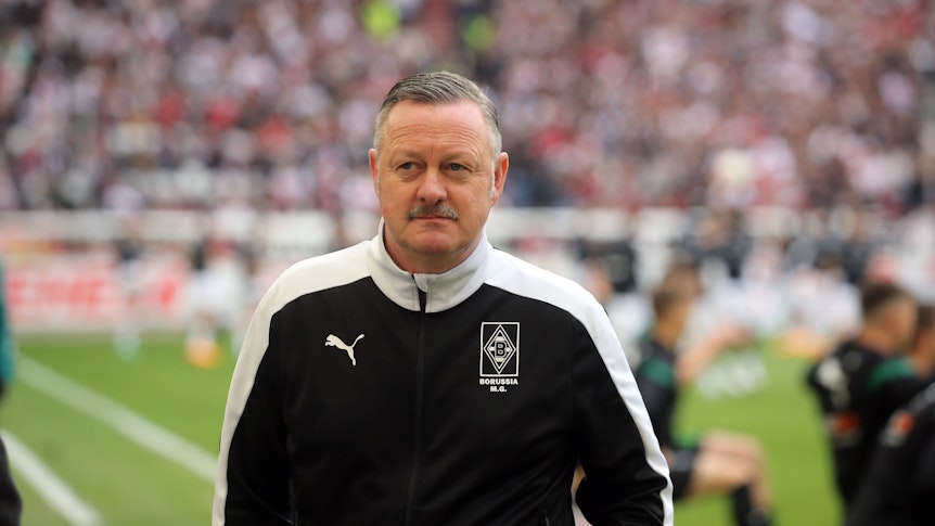 Roland Virkus, Manager von Borussia Mönchengladbach, steht beim Gladbach-Auswärtsspiel beim VfB Stuttgart am 29. April 2023 am Spielfeldrand.