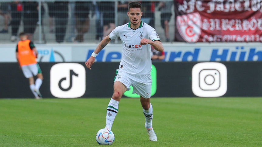 Julian Weigl von Borussia Mönchengladbach, hier zu sehen am 31. Mai 2023 während des Testspiels der Fohlen-Elf beim Halleschen FC. Weigl führt den Ball am rechten Fuß.