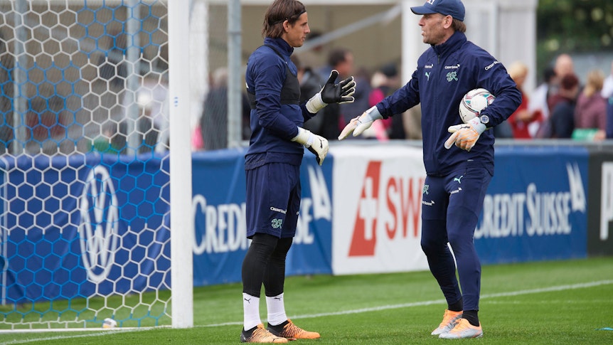 Yann Sommer (l.), Ex-Keeper von Borussia Mönchengladbach und derzeit beim FC Bayern München unter Vertrag, könnte bereits im Sommer erneut den Verein wechseln. Das Foto zeigt ihn am, 28. Mai 2022 bei einem Training mit Torwarttrainer Patrick Foletti (r.) bei der Schweizer Nationalmannschaft in Bad Ragaz.
