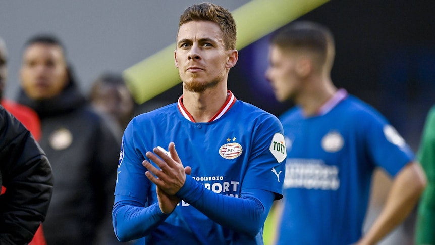 Thorgan Hazard, ehemaliger Spieler von Borussia Mönchengladbach, steht vor einer ungewissen Zukunft. Auf dem Foto ist der derzeit bei Borussia Dortmund unter Vertrag stehende Mittelfeldspieler am 19. März 2023 beim Spiel der PSV Eindhoven, an die er seit Januar ausgeliehen war, zu sehen.