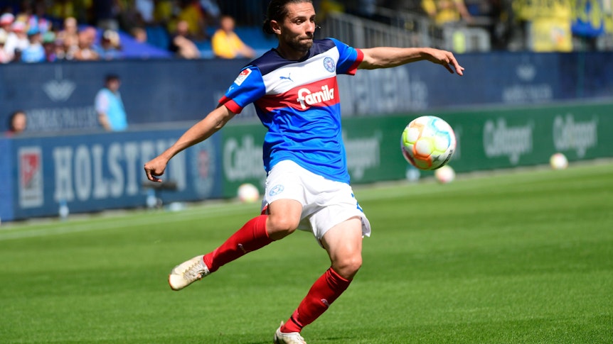 Julian Korb, hier am 13. August 2022 beim Zweitligaspiel zwischen Holstein Kiel und Eintracht Frankfurt am Ball.