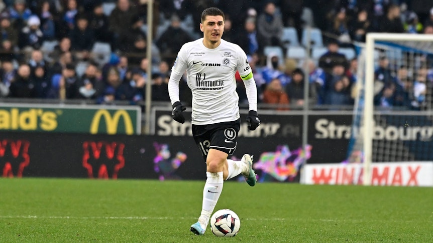 Joris Chotard, hier am 5. Februar 2023 bei einem Spiel Ligue-1-Spiel zwischen dem HSC Montpellier und Straßburg, beim Führen des Balls.