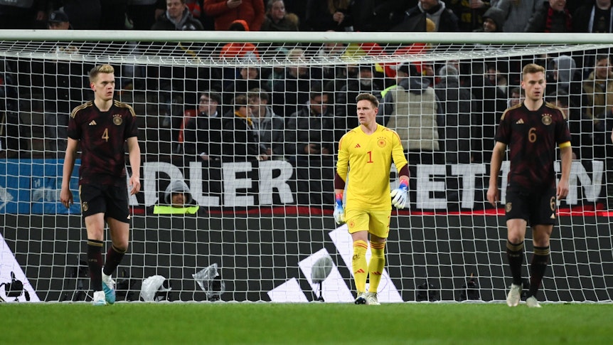 DFB-Nationalspieler Marc-André ter Stegen (M.), hier zu sehen mit Joshua Kimmich (r.) und Matthias Ginter (l.) am 28. März 2023 während des Länderspiels gegen Belgien in Köln. Ter Stegen schaut zu seinen Vorderleuten.