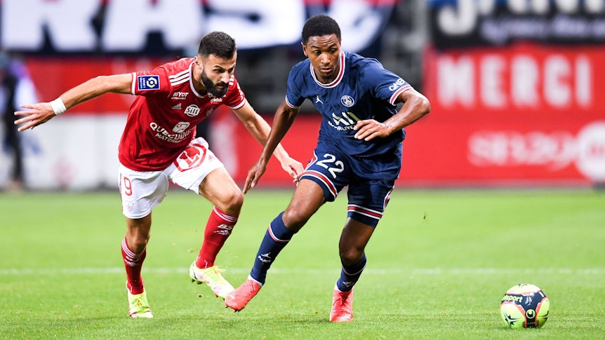 Franck Honorat (l.) liefert sich beim Spiel von Stade Brest gegen Paris Saint-Germain am 20. August 2021 einen Zweikampf mit Abdou Diallo.