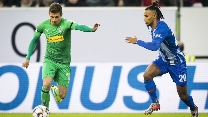 Thorgan Hazard (l.) und Valentino Lazaro bestreiten einen Zweikampf bei einem Testspiel zwischen Borussia Mönchengladbach und Hertha BSC am 13. Januar 2019.