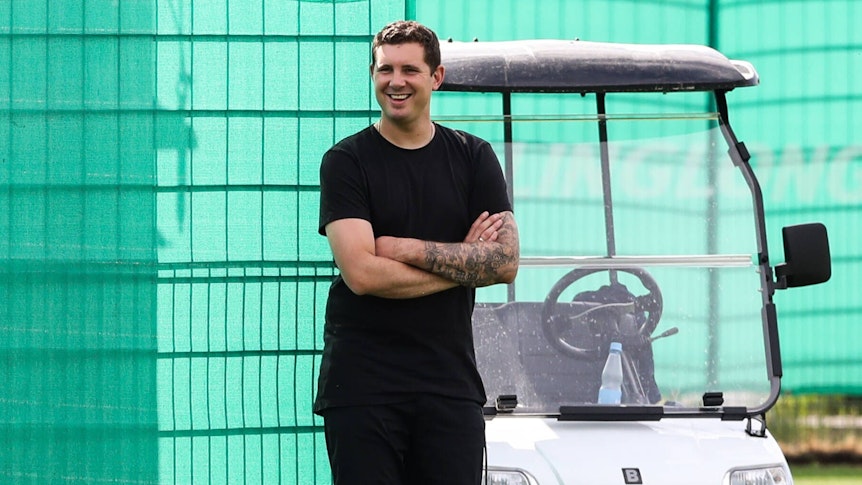 Nils Schmadtke beobachtet am 29. Juni 2022 eine Trainingseinheit des VfL Wolfsburg.