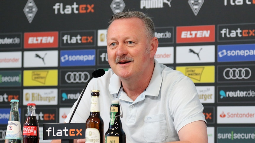 Roland Virkus sitzt am 9. Juni 2023 im Rahmen der Vorstellung von Gerardo Seoane im Gladbach-Presseraum.