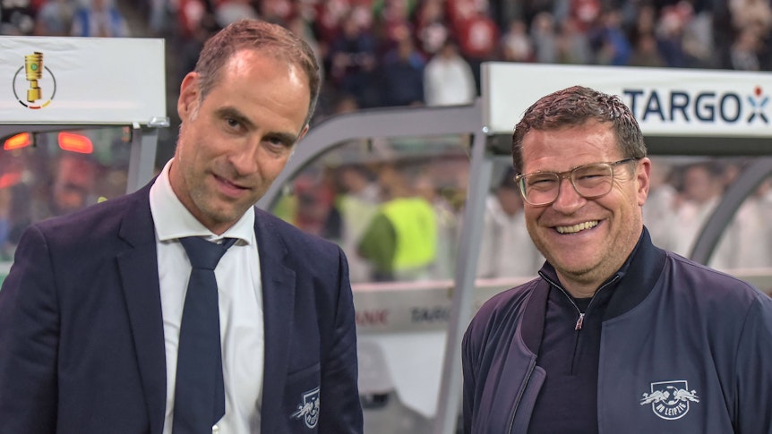 Red-Bull-Chef Oliver Mintzlaff (l.) steht im Olympiastadion in Berlin neben Max Eberl. Das Foto zeigt das Duo am 3. Juni 2023.