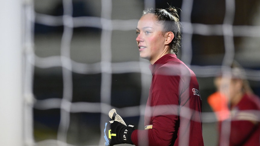 Luisa Palmen wärmt sich in ihrer Zeit bei St. Pölten am 16. Dezember 2022 für ein Champions-League-Spiel auf.