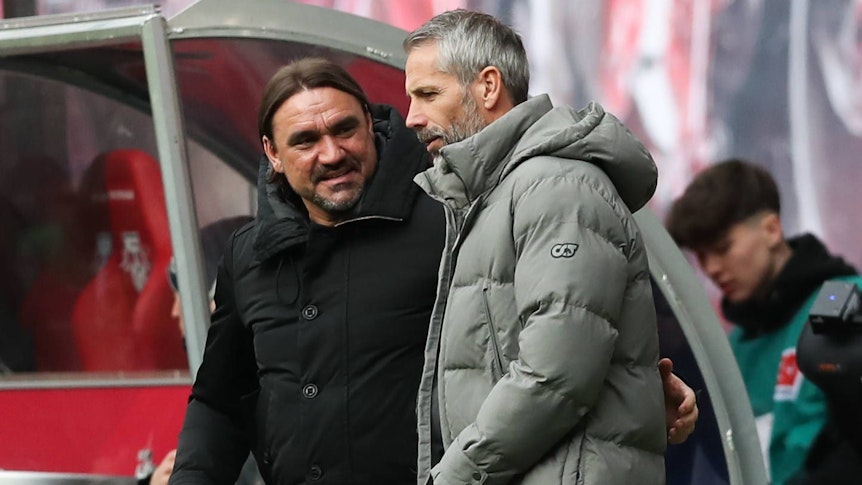 Ex-Gladbach-Trainer unter sich: Daniel Farke (l.) und Marco Rose (r.), hier zu sehen am 11. März 2023 in Leipzig. Die beiden sprechen miteinander.