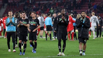 Der ehemalige Gladbach-Profi Keanan Bennetts (r.), hier gemeinsam mit Ex-Fohlen-Star Denis Zakaria (2.v.r.) am 5. November 2021 in Mainz zu sehen. Die beiden verabschieden sich von den mitgereisten Fans.