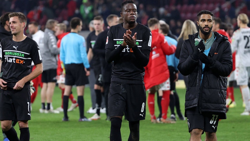Der ehemalige Gladbach-Profi Keanan Bennetts (r.), hier gemeinsam mit Ex-Fohlen-Star Denis Zakaria (2.v.r.) am 5. November 2021 in Mainz zu sehen. Die beiden verabschieden sich von den mitgereisten Fans.