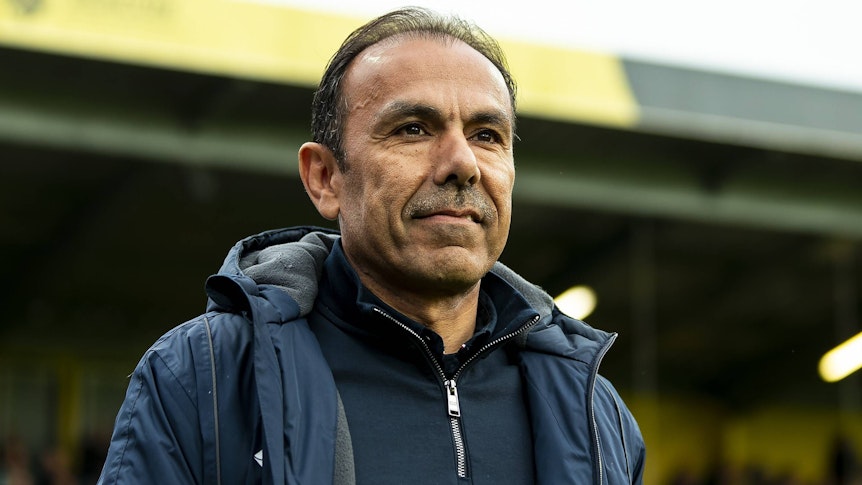 Trainer Jos Luhukay, hier zu sehen am 29. April 2022 im Stadion de Koel, der Heimat von Niederlande-Klub VVV Venlo. Luhukay lächelt.