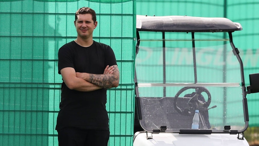 Nils Schmadtke ist der neue Sportdirektor Lizenz bei Fußball-Bundesligist Borussia Mönchengladbach. Auf diesem Foto ist er am 29. Juni 2022 zu sehen. Er steht neben einem Golf-Car, er hat seine Arme verschränkt.