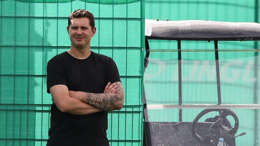 Nils Schmadtke ist der neue Sportdirektor Lizenz bei Fußball-Bundesligist Borussia Mönchengladbach. Auf diesem Foto ist er am 29. Juni 2022 zu sehen. Er steht neben einem Golf-Car, er hat seine Arme verschränkt.