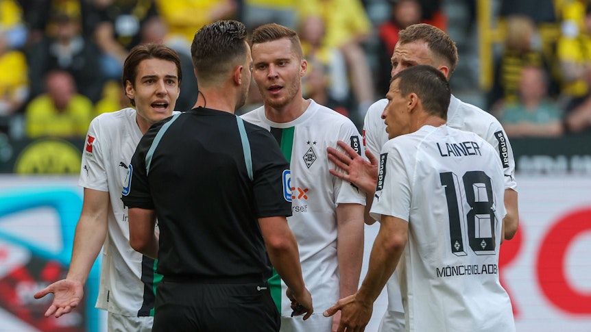 Die Borussia-Profis Florian Neuhaus (l.) und Nico Elvedi (2.v.l.) haben ihre Verträge bei Fußball-Bundesligist Mönchengladbach bislang nicht verlängert. Auch Stefan Lainer (r.) nicht. Das Foto zeigt die Fohlen am 13. Mai 2023 in Dortmund.