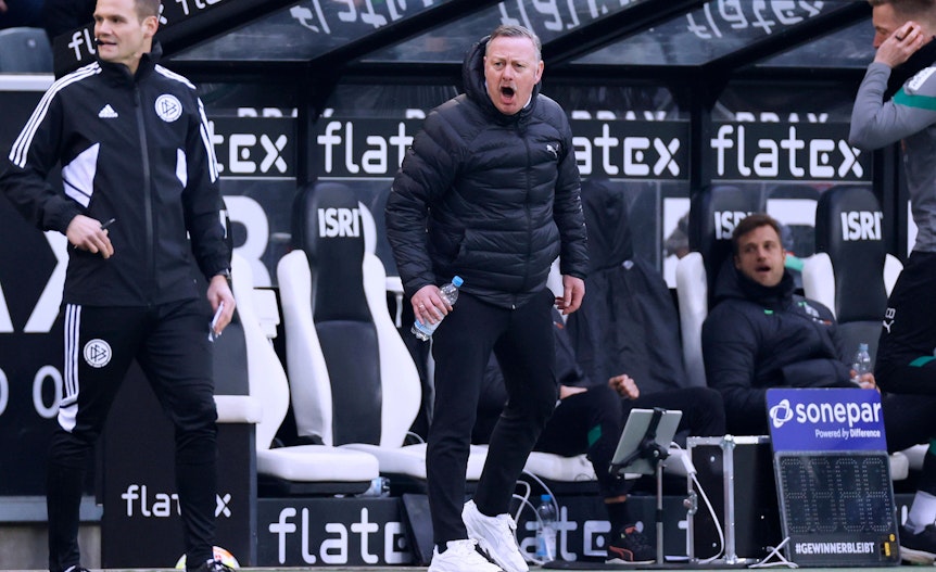 Roland Virkus, Geschäftsführer Sport bei Borussia Mönchengladbach, sitzt künftig während der Fohlen-Spiele nicht mehr auf der Bank am Spielfeldrand. Hier ist er am 4. März 2023 im Borussia-Park zu sehen. Virkus brüllt etwas Richtung Schiedsrichter, er hält eine Falsche Wasser in der Hand.