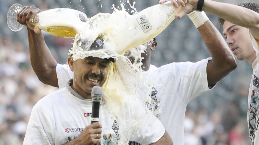 Borussia Mönchengladbach jubelt am 7. Mai 2008 über die Rückkehr in die Fußball-Bundesliga - und Aufstiegstrainer Jos Luhukay (l.) bekommt von seinen Spielern eine Bierdusche verpasst. Sebastian Schachten (r.) schüttet Luhukay Bier über den Kopf.