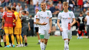 Gladbach-Profi Luca Netz (r.) ist im EM-Aufgebot der deutschen U21-Nationalmannschaft. Jordan Beyer (l.) nicht. Auf diesem Foto sind die beiden am 8. Mai 2022 in Frankfurt zu sehen.