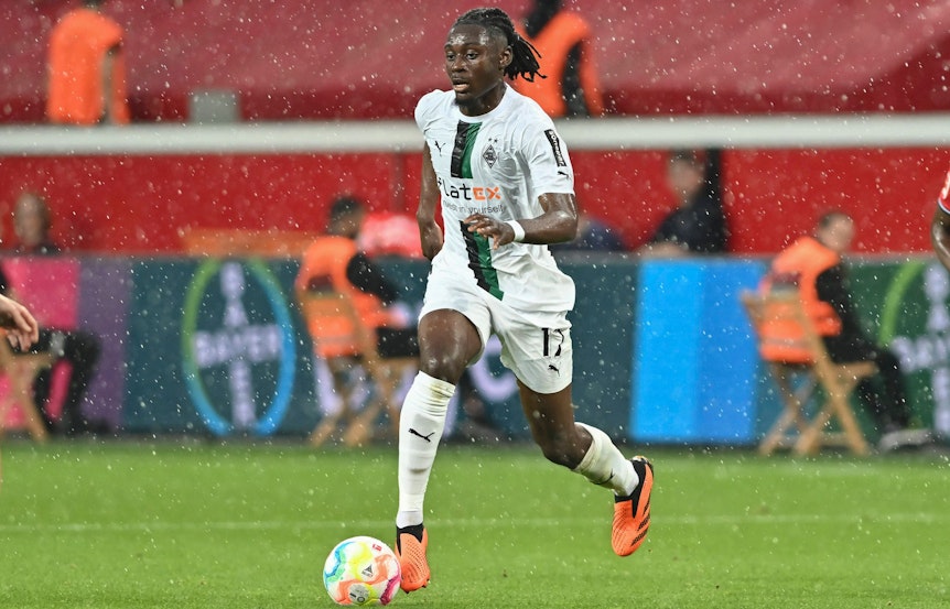 Gladbach-Profi Manu Kone, auf diesem Foto am 21. Mai 2023 während des Bundesliga-Duells bei Bayer Leverkusen zu sehen. Der Franzose führt den Ball am rechten Fuß.