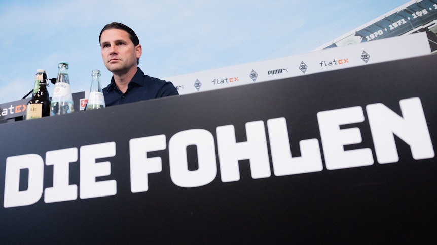 Gerardo Seoane, Trainer von Borussia Mönchengladbach, auf diesem Bild bei seiner offiziellen Vorstellung im Borussia-Park am 9. Juni 2023 zu sehen. Seoane schaut vom Podium aus Richtung Medienvertreter.