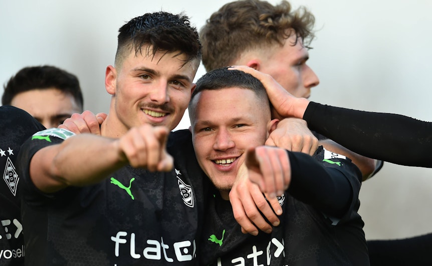 Stürmer Semir Telalovic (l.), hier zu sehen am 4. Februar 2023 im Regionalliga-Einsatz für die U23 von Borussia Mönchengladbach bei der U23 von Fortuna Düsseldorf. Er jubelt gemeinsam mit Phil Beckhoff (r.). Telalovic macht eine Geste mit der Hand.
