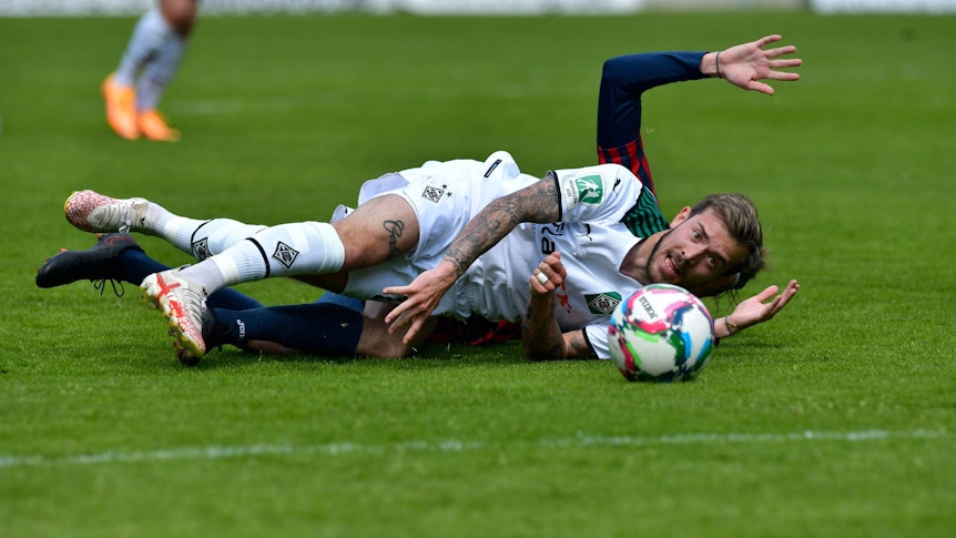 Joshua Holtby führt im Regionalliga-Spiel der U23 von Borussia Mönchengladbach gegen den Wuppertaler SV am 30. April 2022 einen Zweikampf und liegt dabei auf dem Boden.